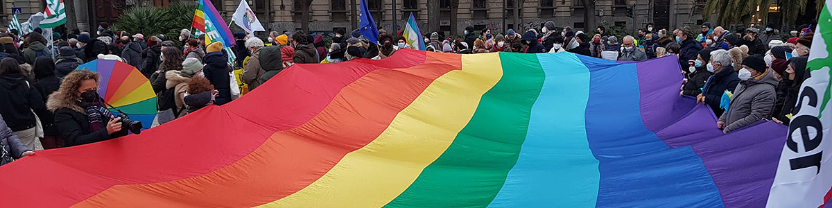 Il lungo bandierone della pace dispiegato in piazza Cavour ad Ancona durante la manifestazione della pace del 1° marzo 2022