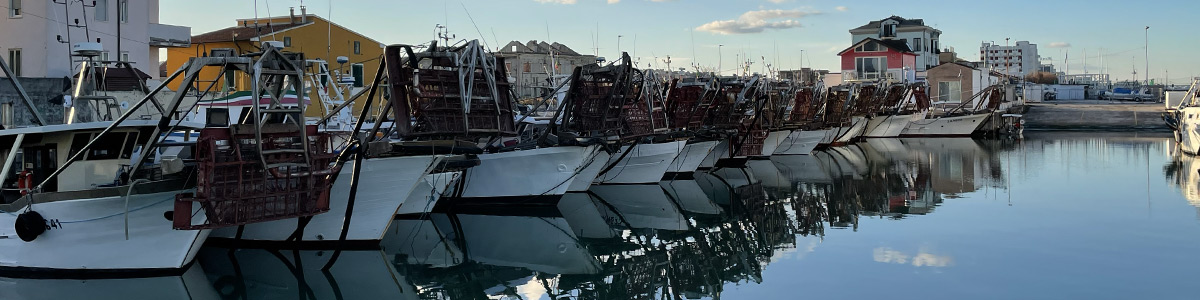 Vista sui pescherecci ormeggiate lungo Via Darsena, al porto di Senigallia