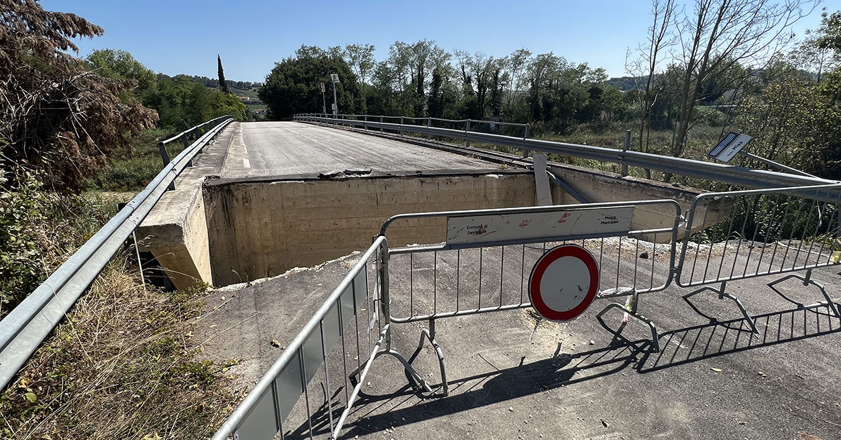 La campata del ponte sul lato Strada della Cannella è ancora completamente staccata, creando una voragine