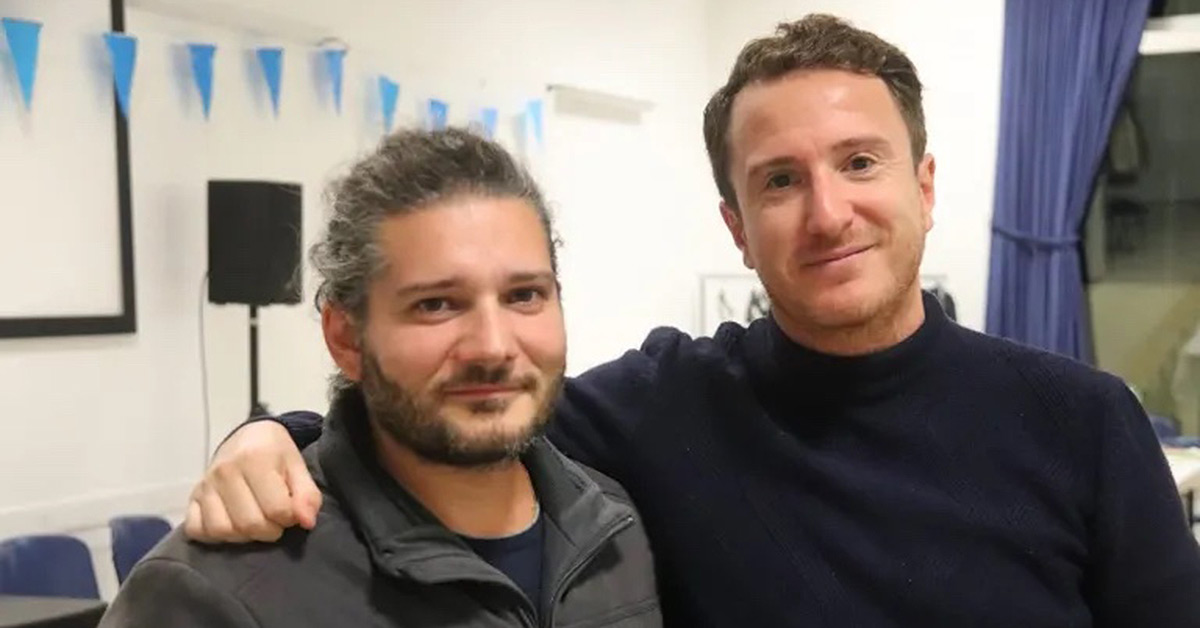 A sinistra Andra Storoni, a destra Dario Romano. Guardano verso il fotografo e Romano cinge le spalle di Storoni con un braccio