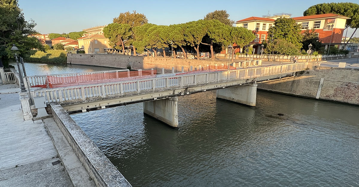 Si intravedono le parti rotte del ponte con le transenne e i teli di sicurezza