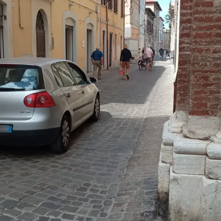 Altra auto che passa in ZTL, davanti ha diversi pedoni e bici, che dovranno spostarsi per farla passare