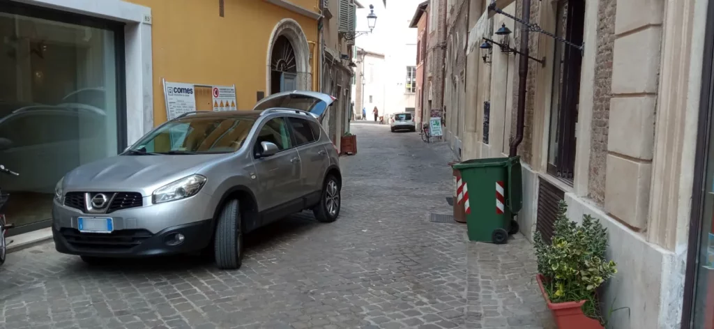 In centro storico all'ora di punta, auto carica o scarica materiali