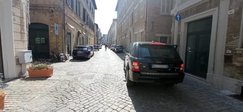 Auto parcheggiate a perdita d'occhio in via Fratelli bandiera