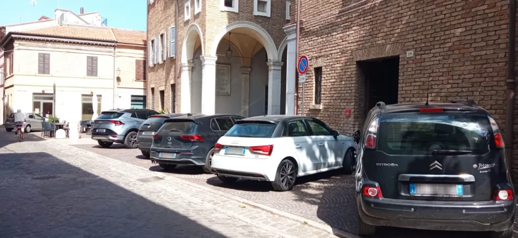 Altre 7 auto parcheggiate in via Mastai dietro il Comune