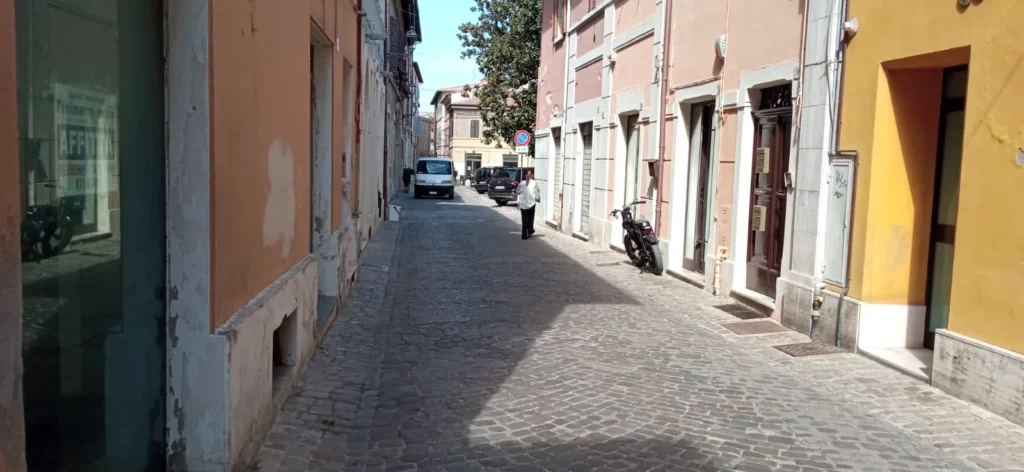 3 auto in via Gherardi e piazzetta della posta