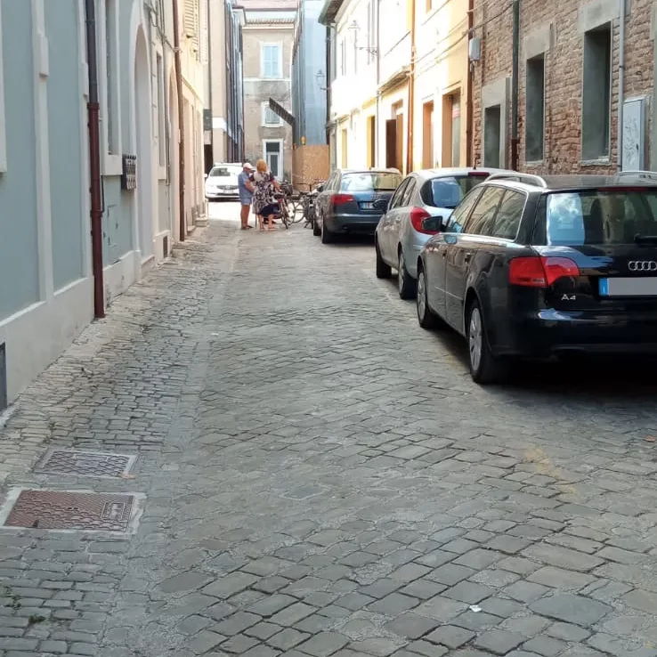 Altre 4 auto parcheggiate  in via Fagnani. Sullo sfondo, pedoni che camminano