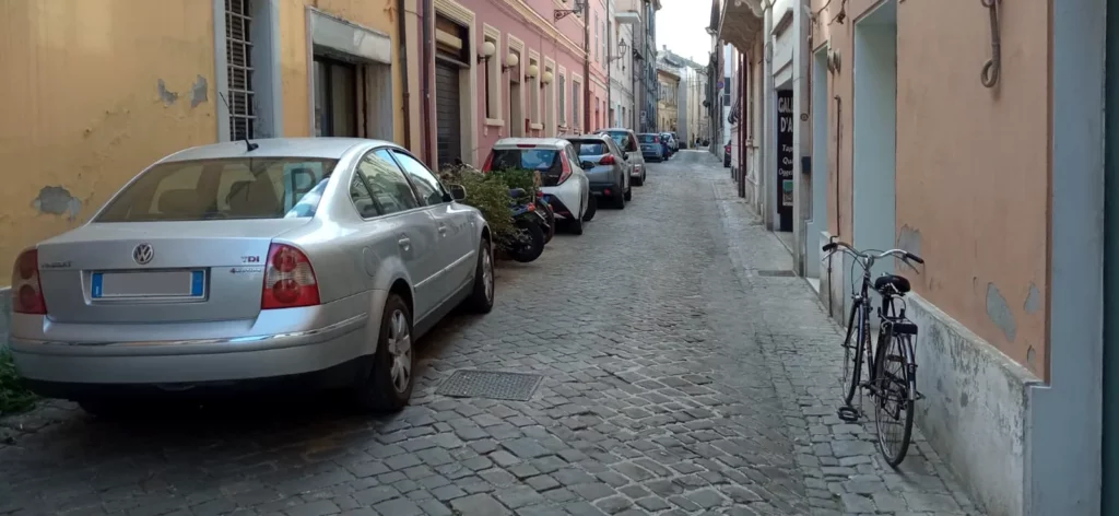 10 auto parcheggiate lungo la stretta via Mastai