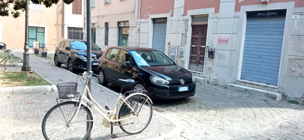 Due auto parcheggiate in Piazza 4 agosto