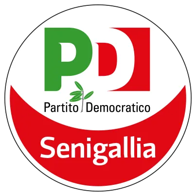 Il logo del Partito Democratico con sotto la scritta Senigallia su fondo rosso