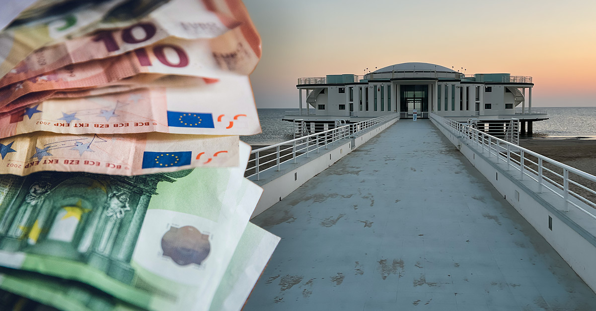 Sulla sinistra si contano diverse banconote da 10 e 100 €, sullo sfondo campeggia una foto mattutina della Rotonda a mare