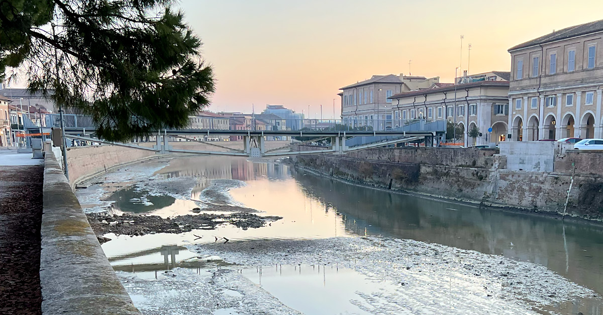 Si vede la passerelle pedonale e l'assenza del Ponte Garibaldi