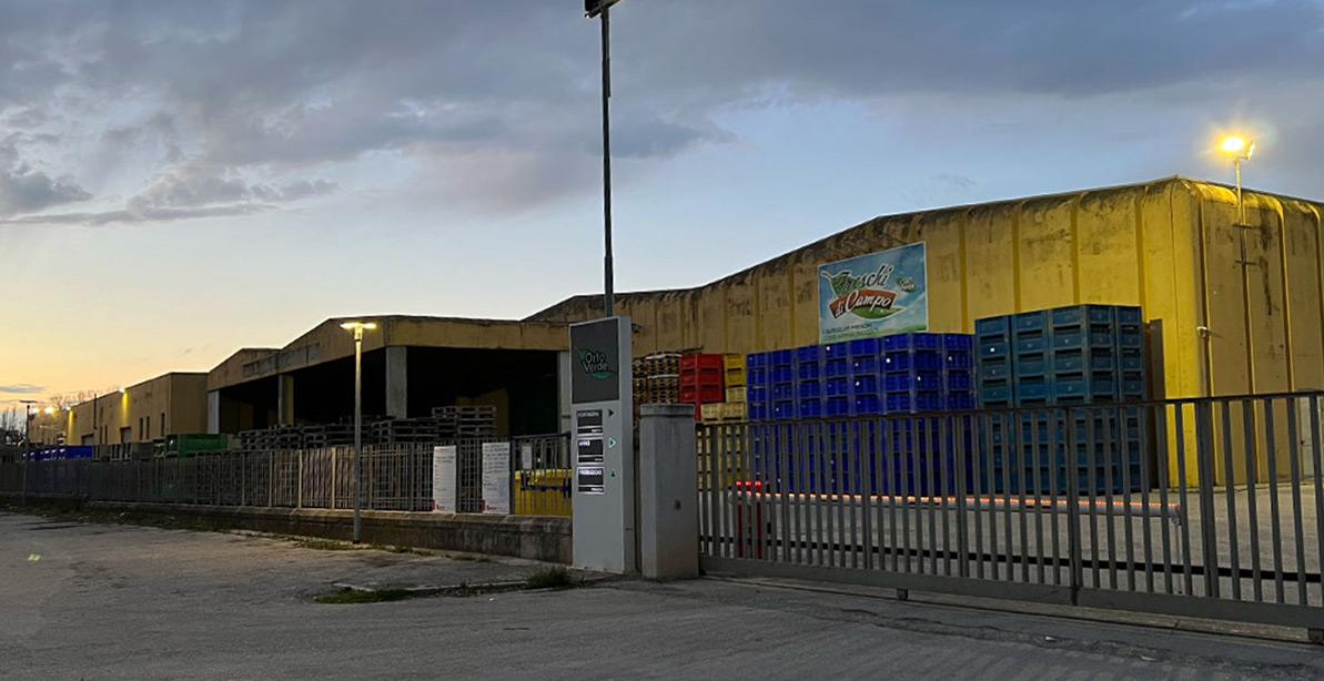 Gli stabilimento gialli di Orotverde fotografati dal parcheggio