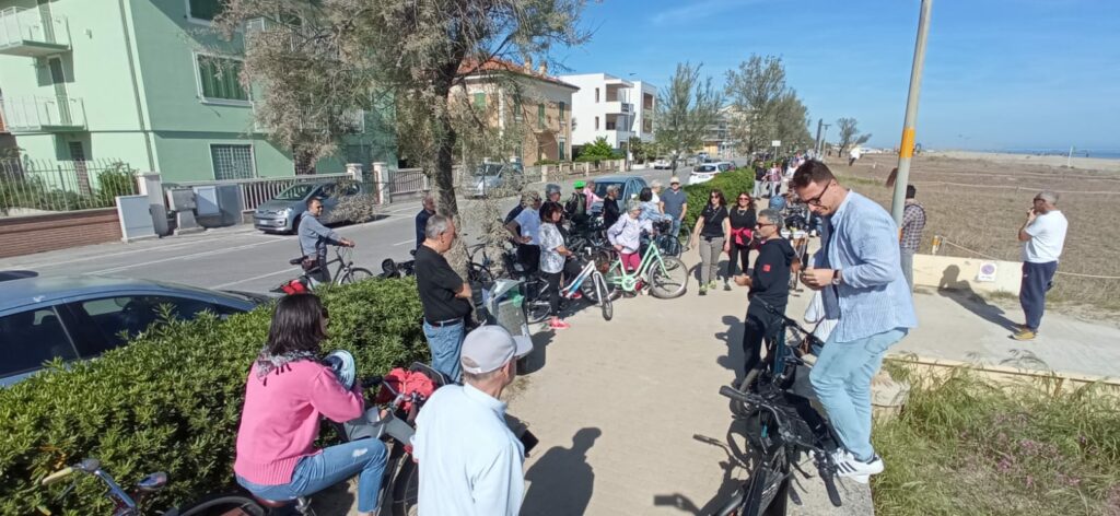 Bici sul marciapiede del lungomare nord