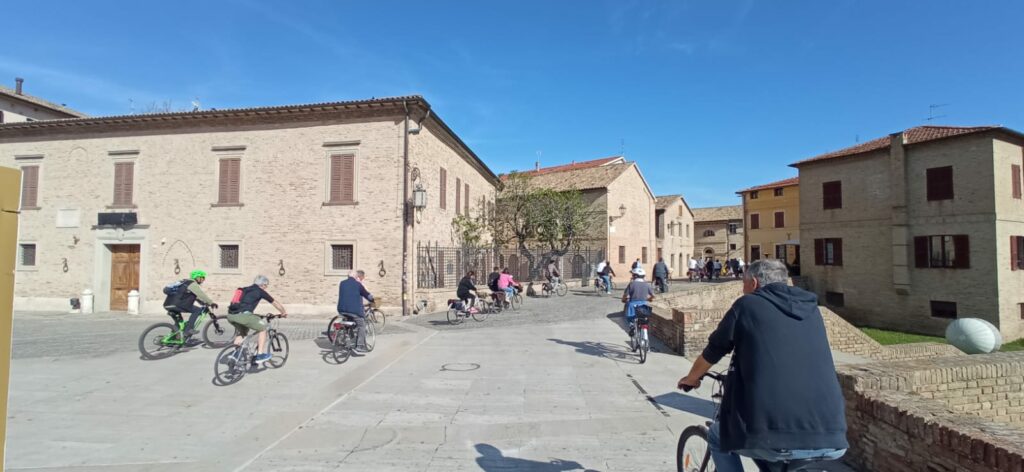 Bici in transito a Piazza del Duca, davanti alla Rocca