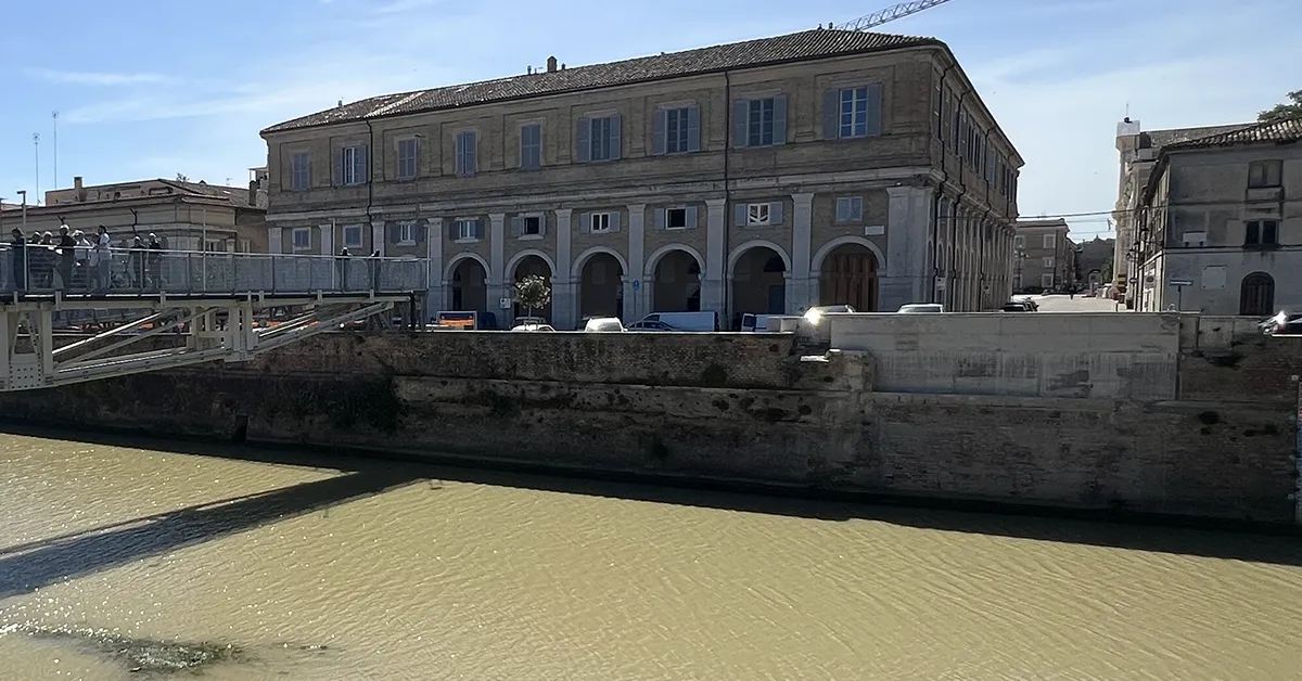 La toppa in cemento al posto del ponte Garibaldi e al suo fianco la passerella detta Ponte del Fiaton. Oggi la situazione è identica