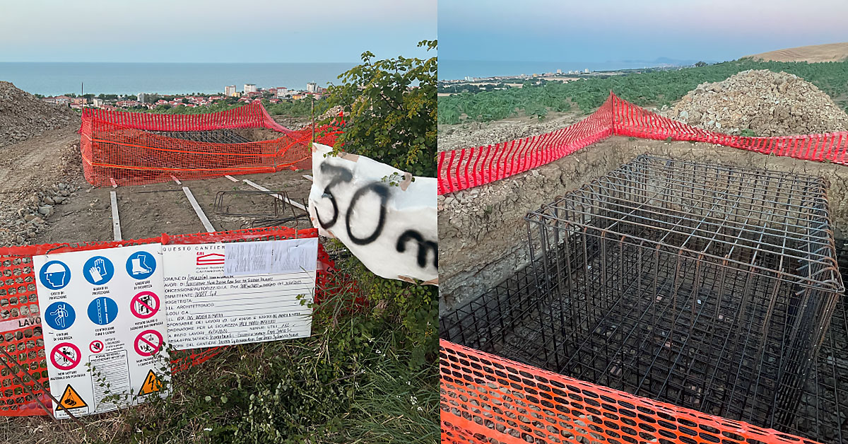 A sinistra, cartelloni con le autorizzazioni e gli avvisi di pericolo per lavori in corso. Sullo sfondo, le recinzioni il buco, la collina e il mare A destra, La griglia d'acciaio nel buco già scavato. Sullo sfondo la collina e il mare