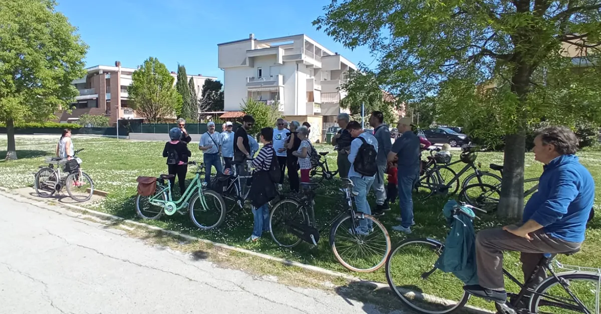 Circa 30 persone in bici durante il tour di Senigallia nord in bici per capire come migliorare la ciclabilità di Senigallia