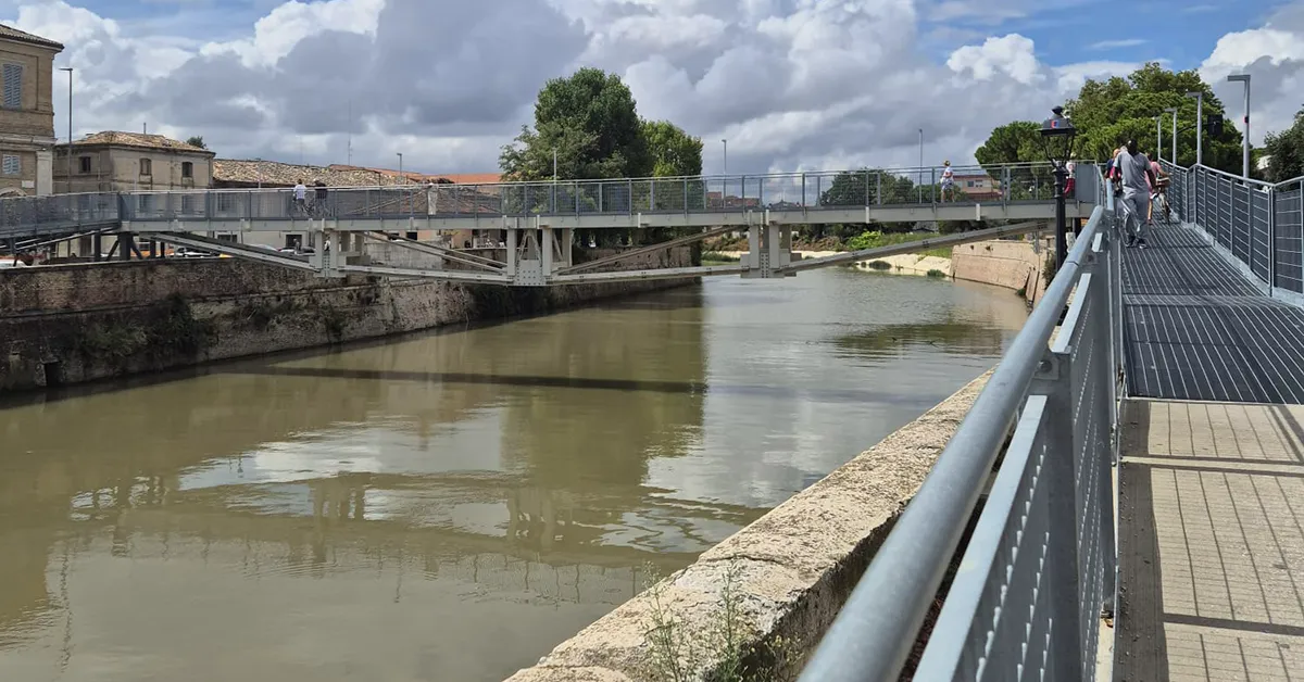 Lungo l'argine del Misa, all'inizio della passerella "Ponte del Fiaton"