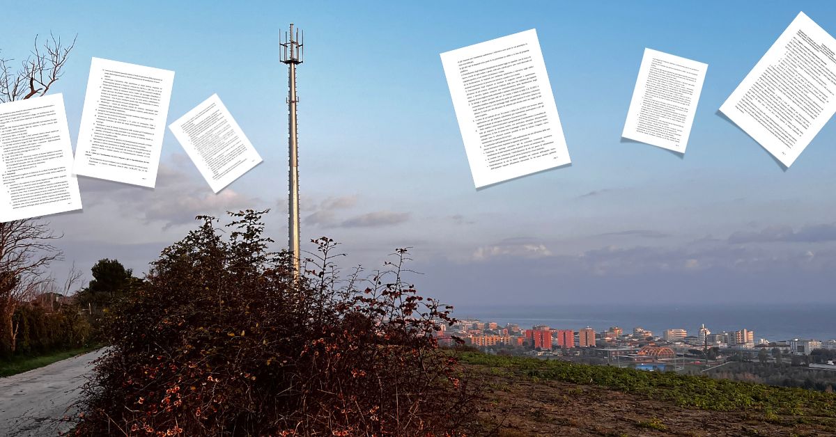 Fogli del regolamento antenne svolazzano intorno all'antenna del Cavallo. Sullo sfondo, lo splendido panorama della città rovinato dal palo