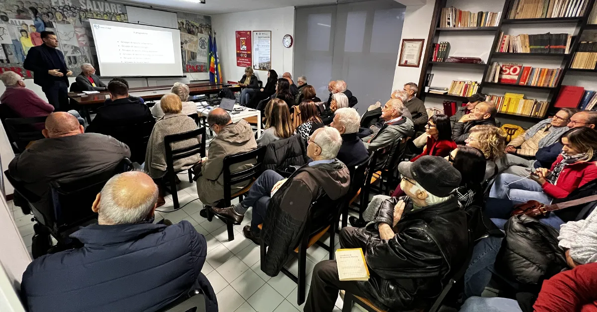 La sala degli amici dell'unità solidale è piena, l'intervento del segretario Barocci è terminato e inizino gli interventi del pubblico