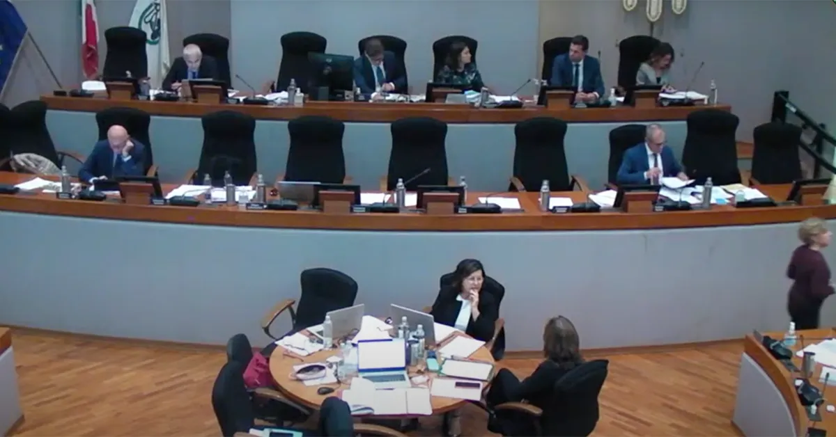 Inqudratura degli scranni parzialmente occupati durante il dibattito