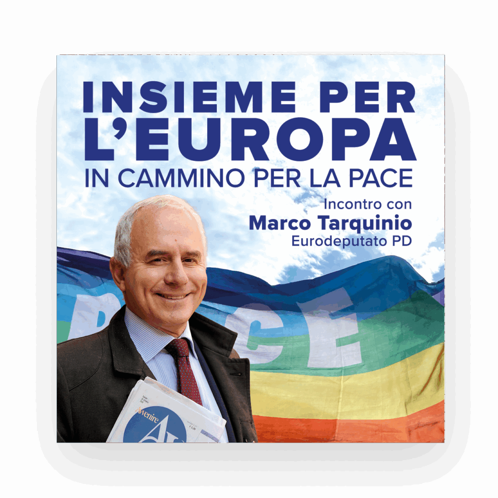 Marco Tarquinio e sullo sfondo la bandiera della pace