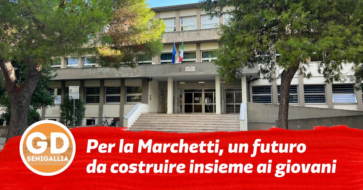 L'ingresso grigio della vecchia scuola Marchetti, alle Saline