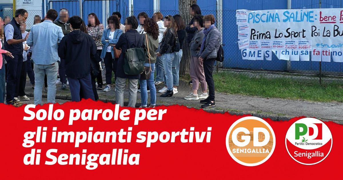 Genitori in piedi mentre discutono con Pizzi. Di fianco a loro lo striscione in cui campeggia la scritta "Prima lo sport, poi la burocrazia"