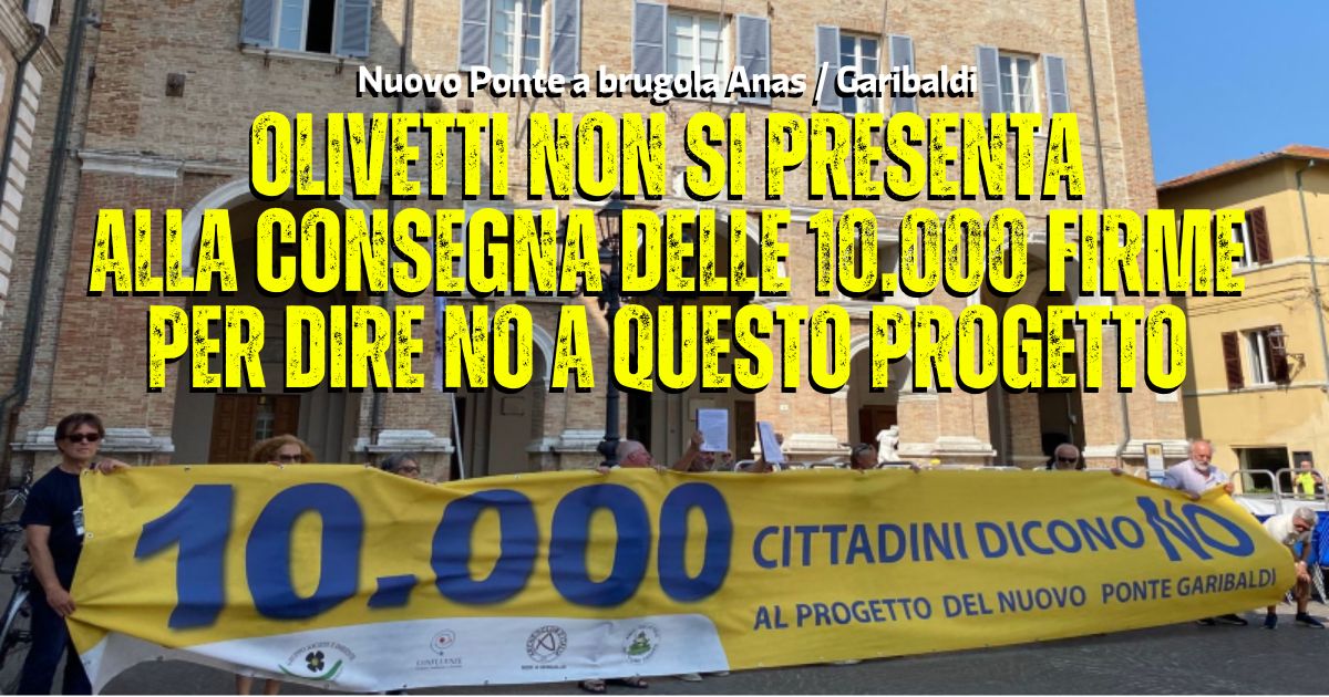 Cittadini in Piazza Roma con lo striscione giallo "10.000 cittadini dicono NO al progetto del nuovo Ponte Garibaldi"